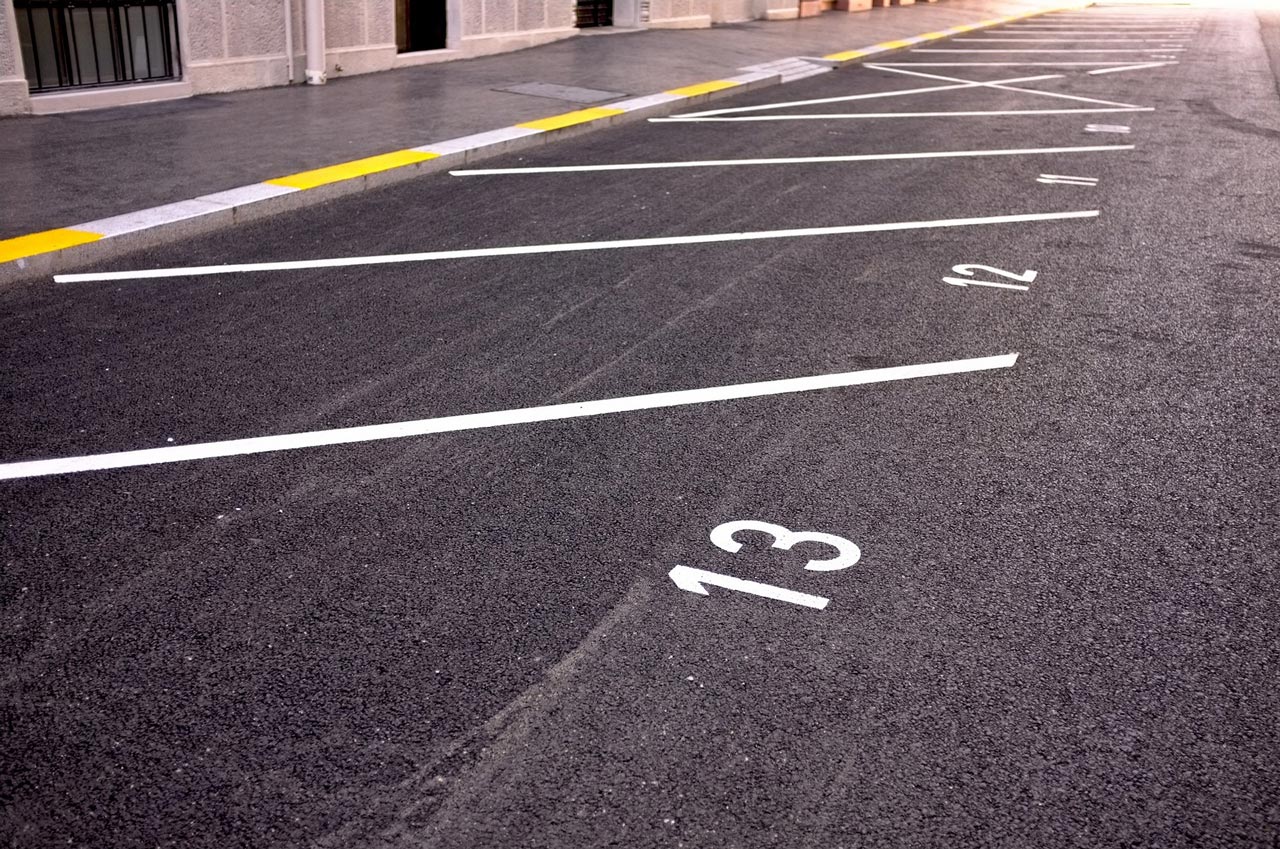 8 Characteristics of the Best Parking Lot Sweeping Services