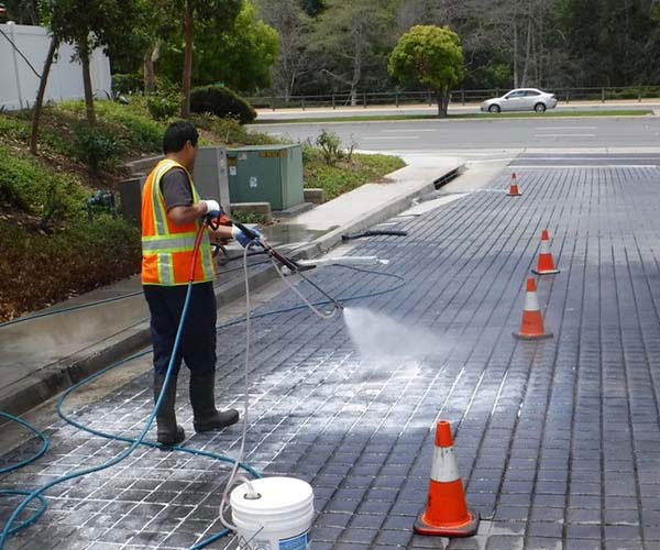 Common Areas That Require Commercial Pressure Washing in Los Angeles