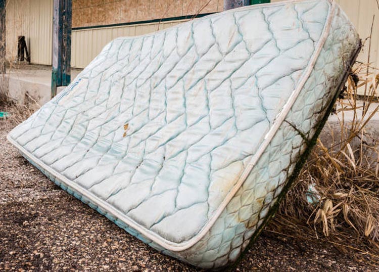 Safe and Easy Mattress Removal in Irvine